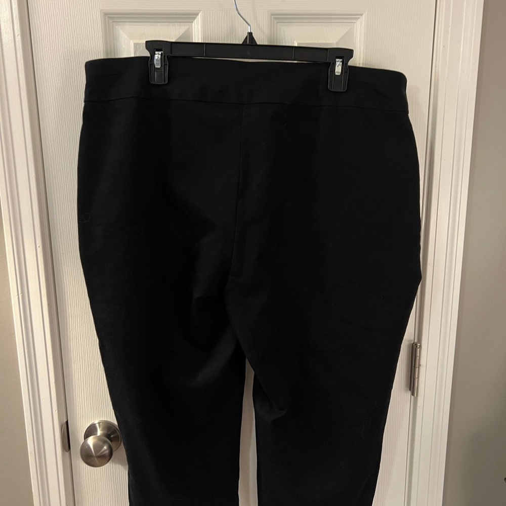 Croft and Barrow Women's Black Capri Pants - Picture 4 of 6